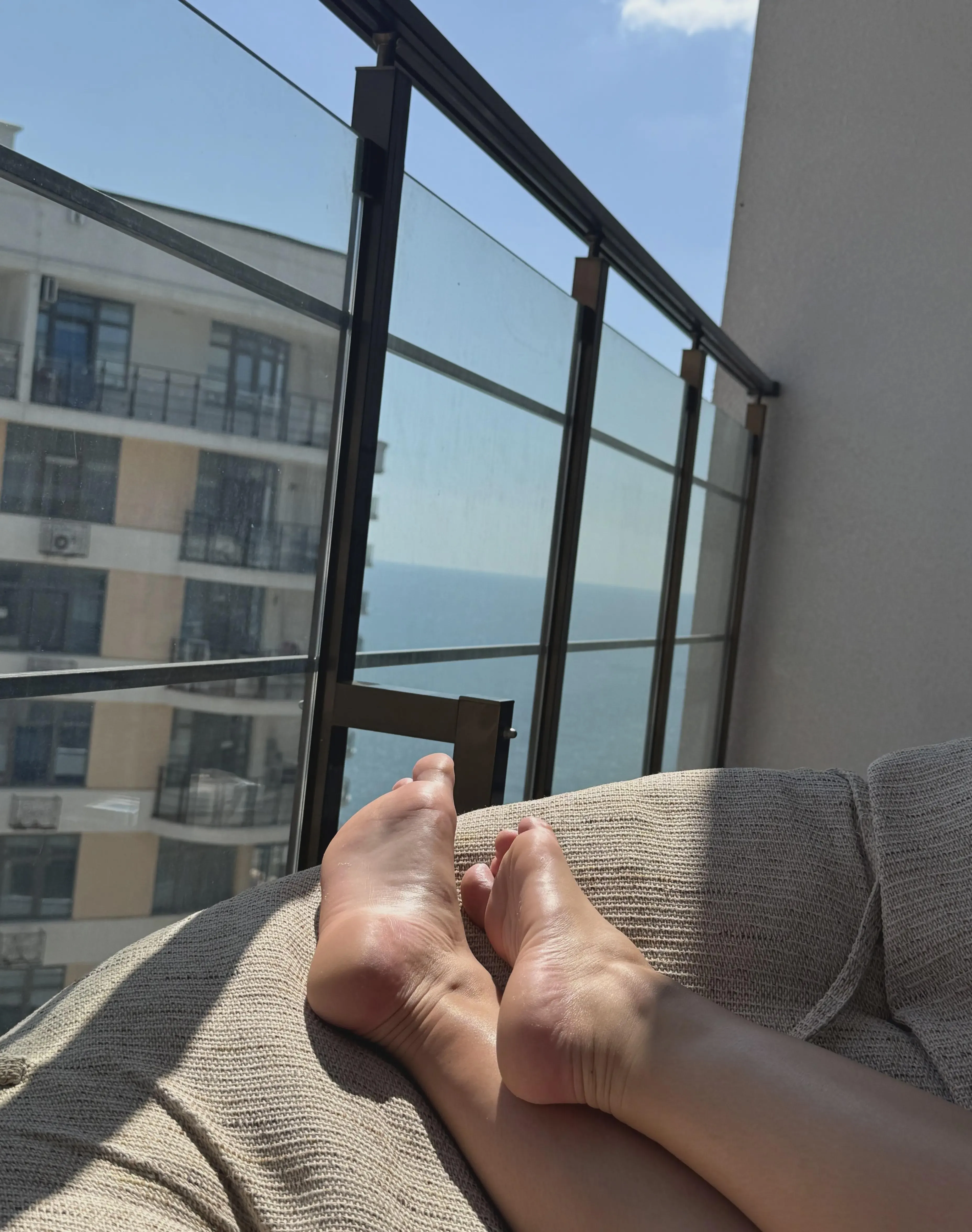 Autopick: cute little feet desperately needing some attention