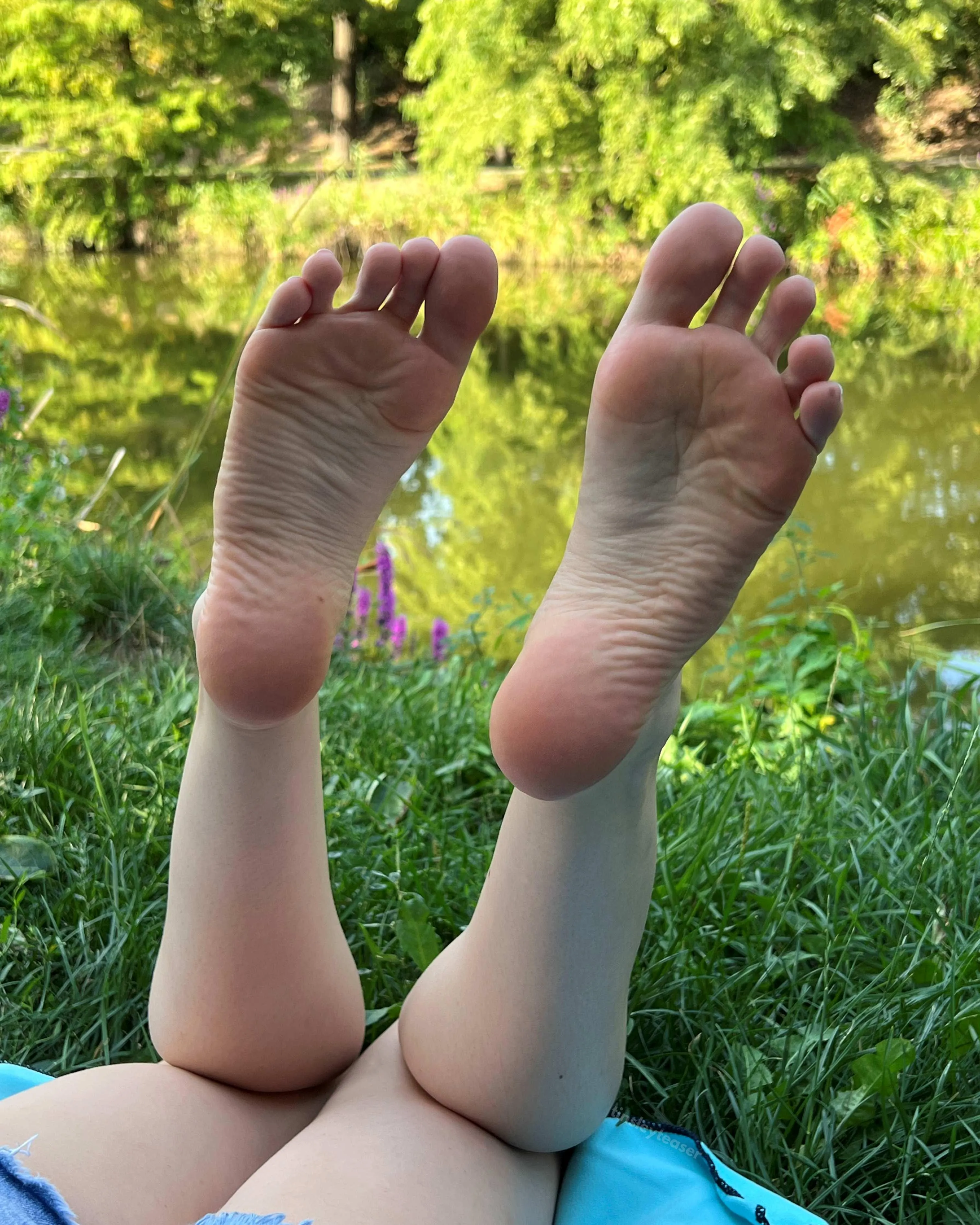 The forest fairy also has pink soles
