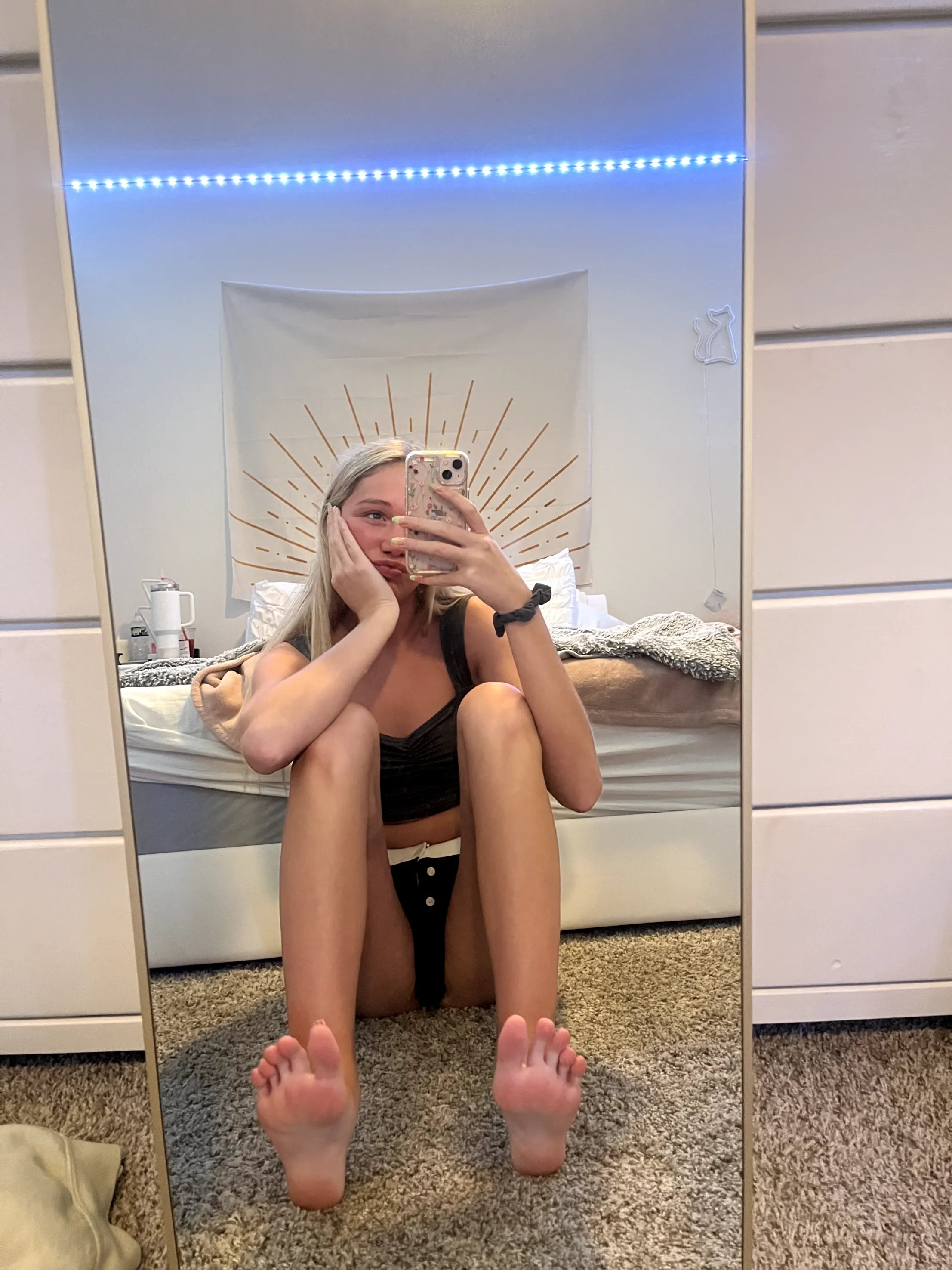 I'm bored and wanna play with daddy's cock with my feet 18f